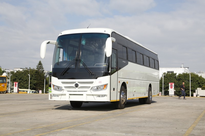 “中國制造”擄人心 批量金旅旅游大巴發(fā)運津巴布韋