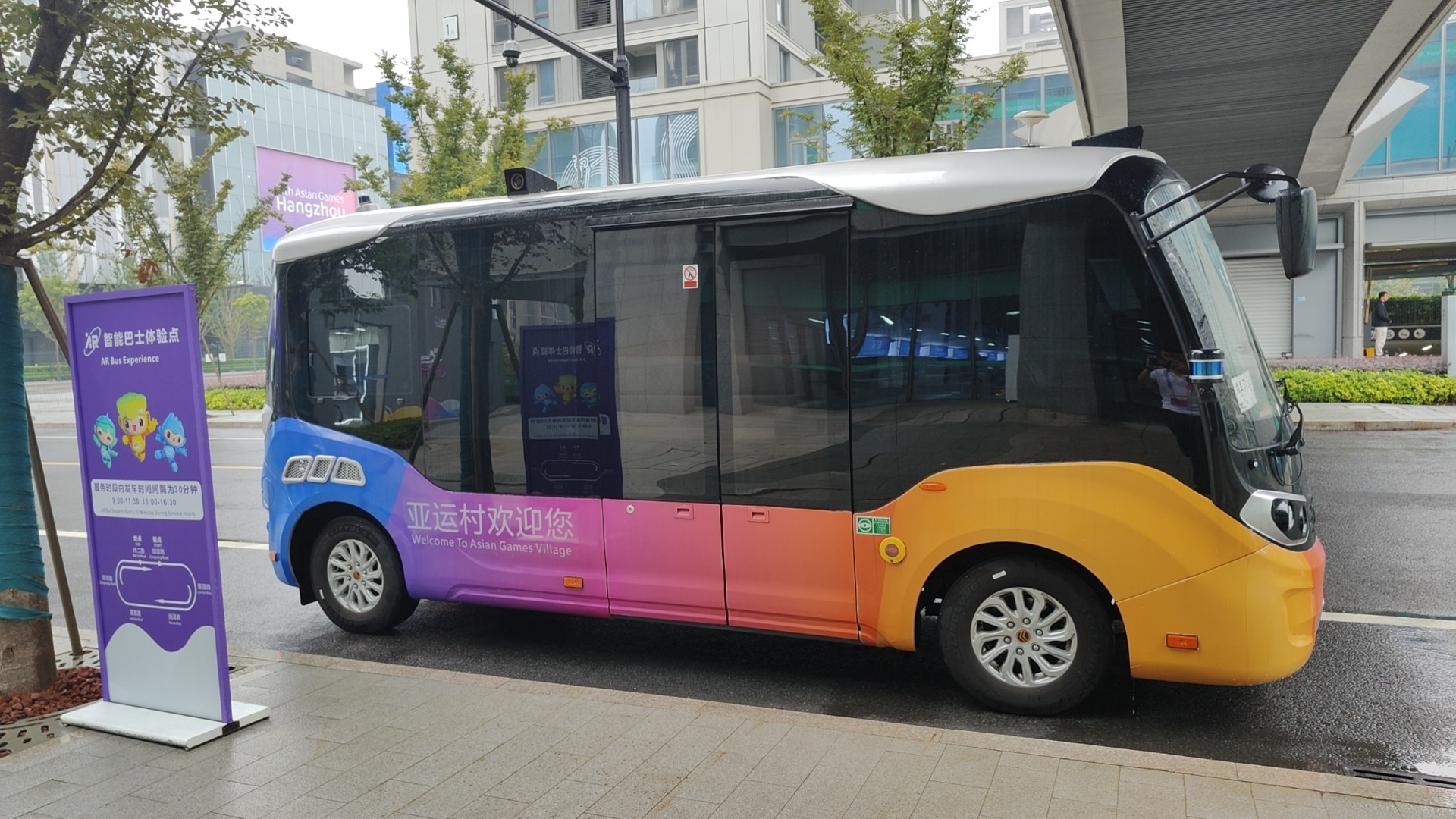 央視記者體驗(yàn)自動(dòng)駕駛接駁車，金旅星辰閃亮登場(chǎng)亞運(yùn)會(huì)