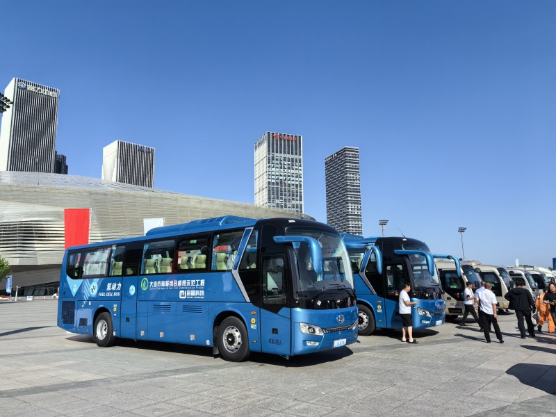 金旅氫燃料電池客車助力2024年大連夏季達(dá)沃斯論壇綠色出行