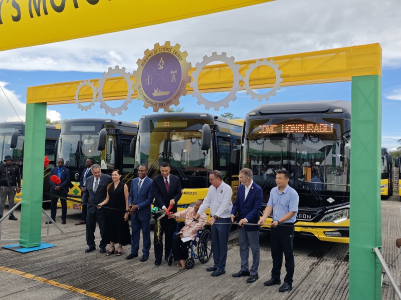 蛟龍出海盤藍(lán)山 鮮車馳騁驚雷鬼——百余輛金旅客車驚艷牙買加街頭