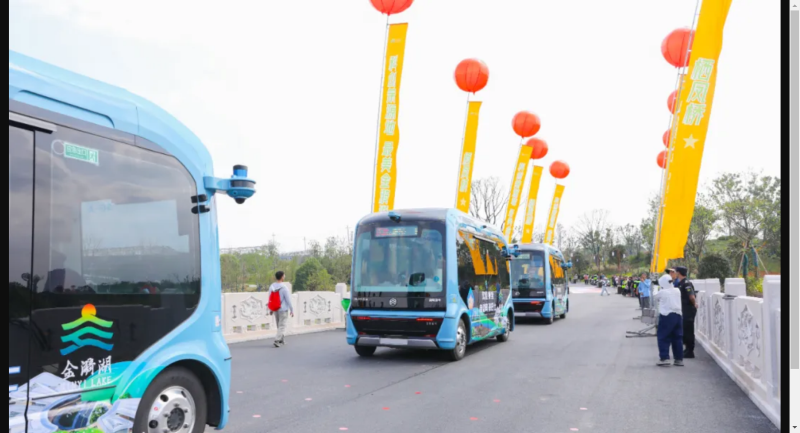 金旅“馳?！弊詣?dòng)駕駛小巴驚艷亮相金漪湖