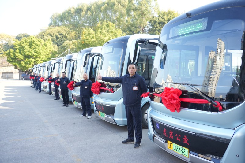 金旅馳?！榜偂比臊垘r，網(wǎng)約公交“智”造新風(fēng)景