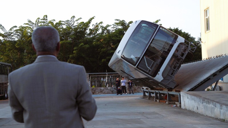 國際專家盛贊金旅客車側(cè)翻試驗：“中國制造的安全標準令人驚嘆！”